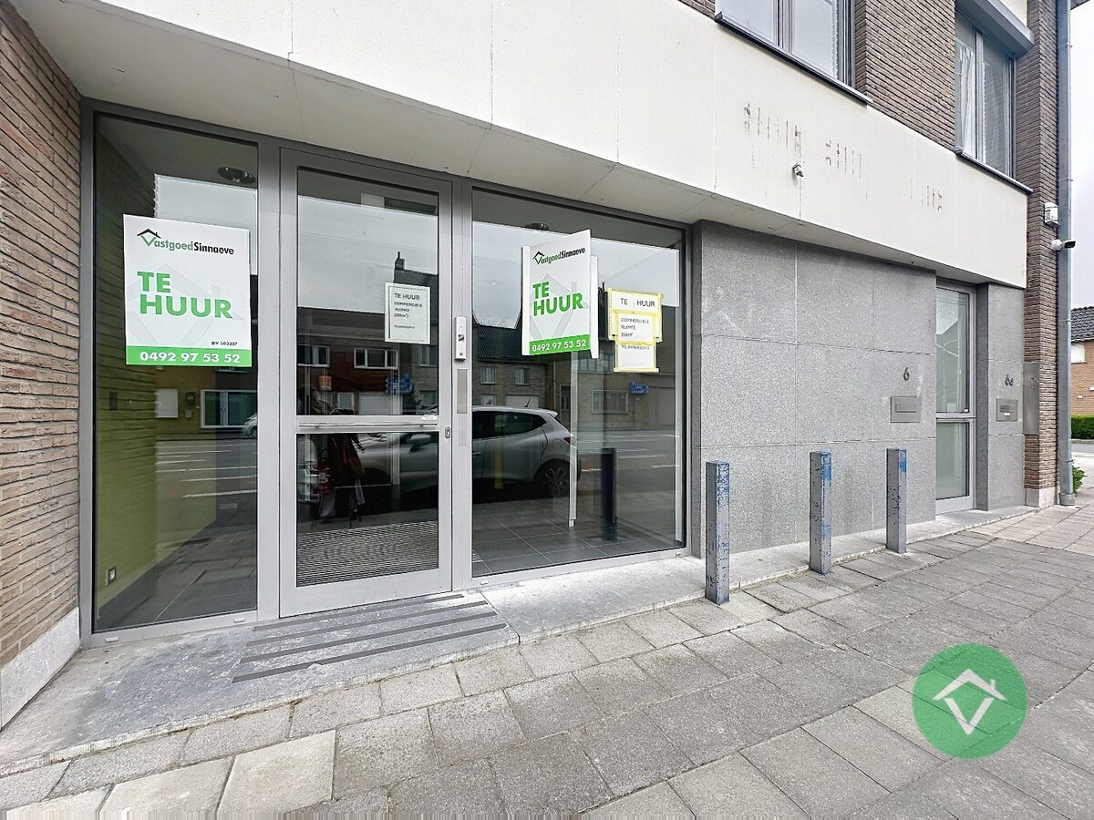 Commerciële toplocatie in Vleteren met burelen, vergaderruimtes en parking 