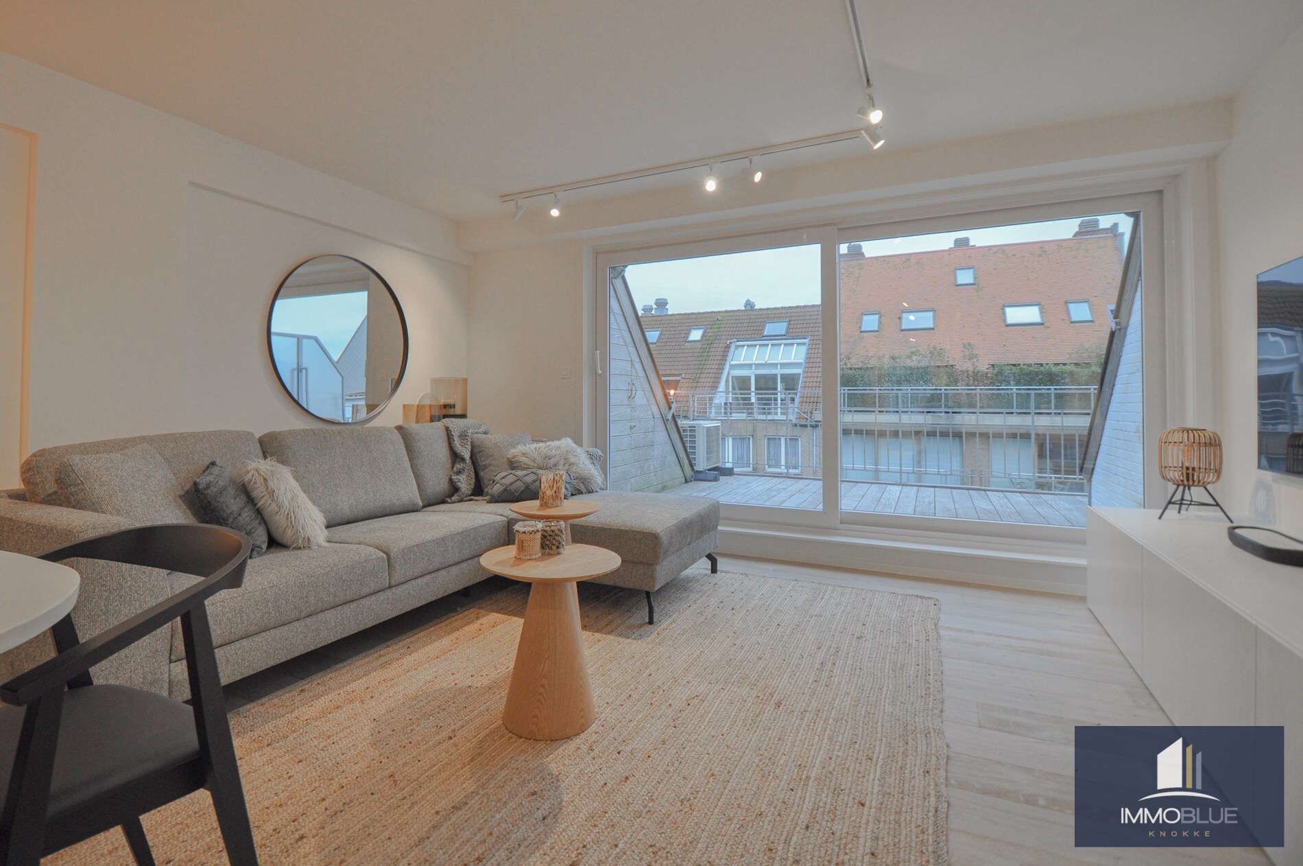 Appartement entièrement rénové avec deux grandes terrasses. 