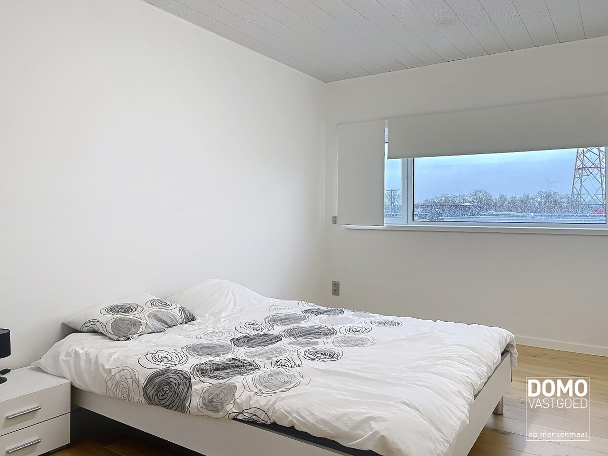 INNOVATIEVE RUIMTE MET LABO, LOGISTIEKE VOORZIENINGEN EN RESEARCH &amp; DEVELOPMENT IN EEN ECO-BEDRIJFSGEBOUW TE PAAL 