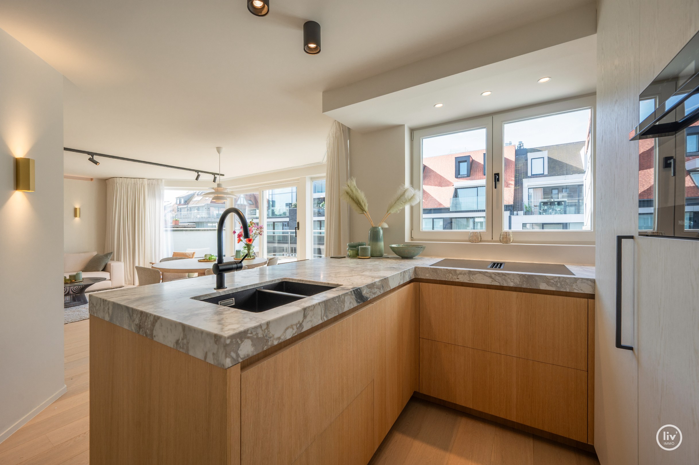 Parchtig afgewerkte penthouse met magnifieke terrassen van +/-40m2 en 3 ruime slaapkamers te Leopoldlaan gelegen. 
