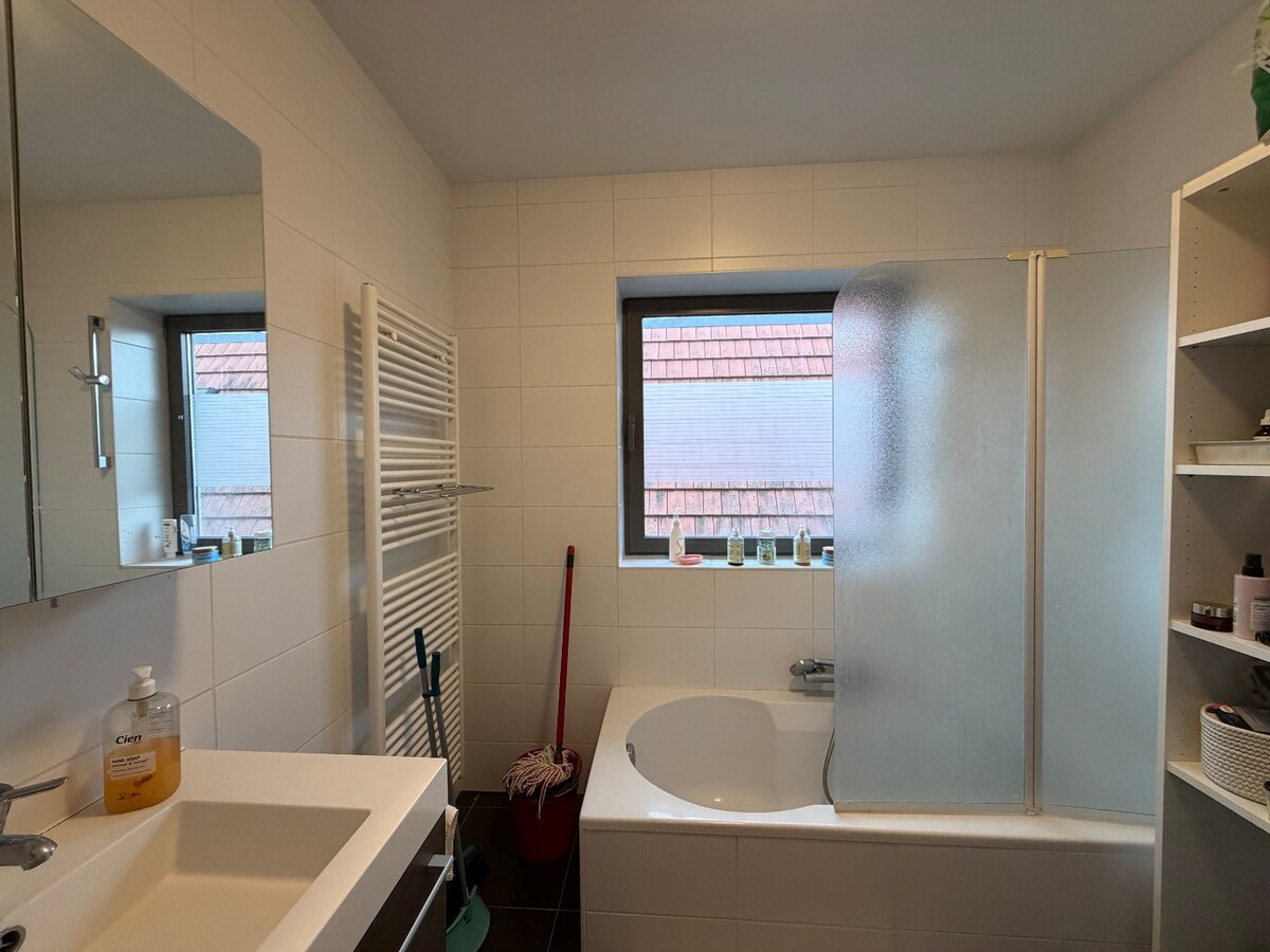 2 slpk-appartement nabij allerhande voorzieningen. 