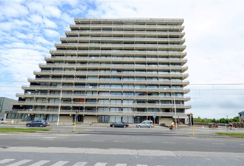 SCHITTEREND VERNIEUWD HOEKAPPARTEMENT – 2 SLPK – TERRASSEN – ZEEZICHT EN ZICHT OP GOLF 