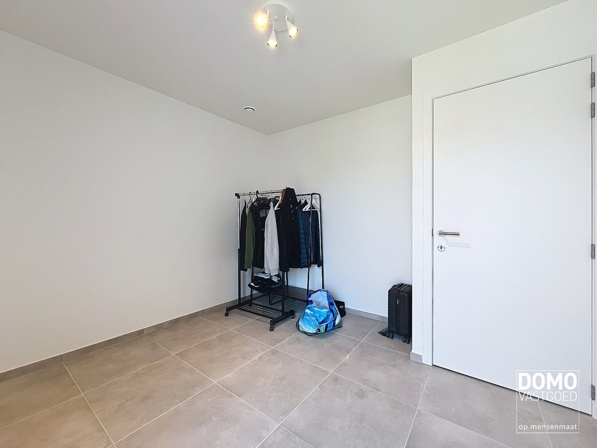 NIEUWBOUWAPPARTEMENT MET 2 SLAAPKAMERS, RUIM TERRAS, ONDERGRONDSE AUTOSTANDPLAATS EN KELDERBERGING IN MAASMECHELEN 