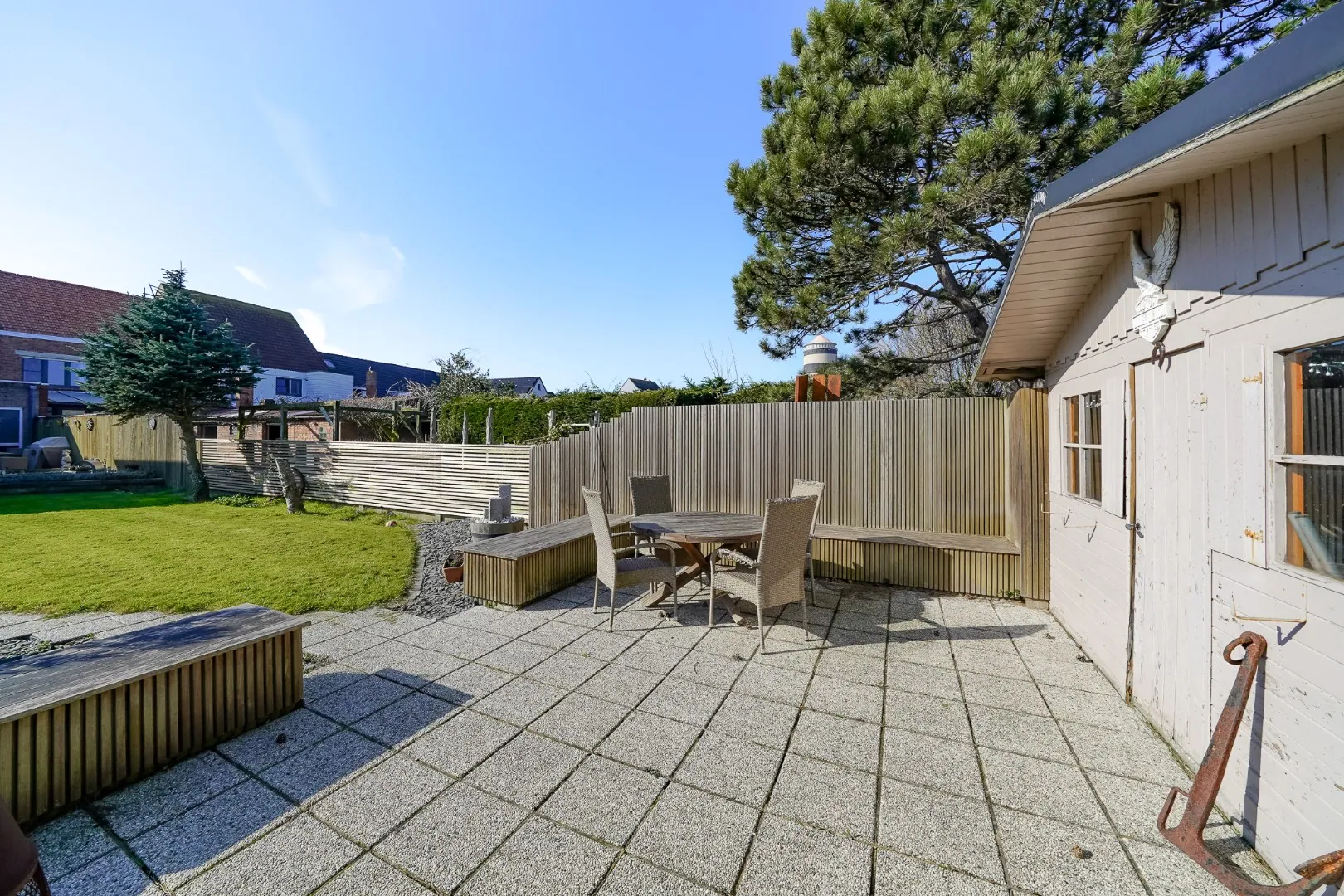 Gezinswoning met diepe tuin en uitweg achteraan