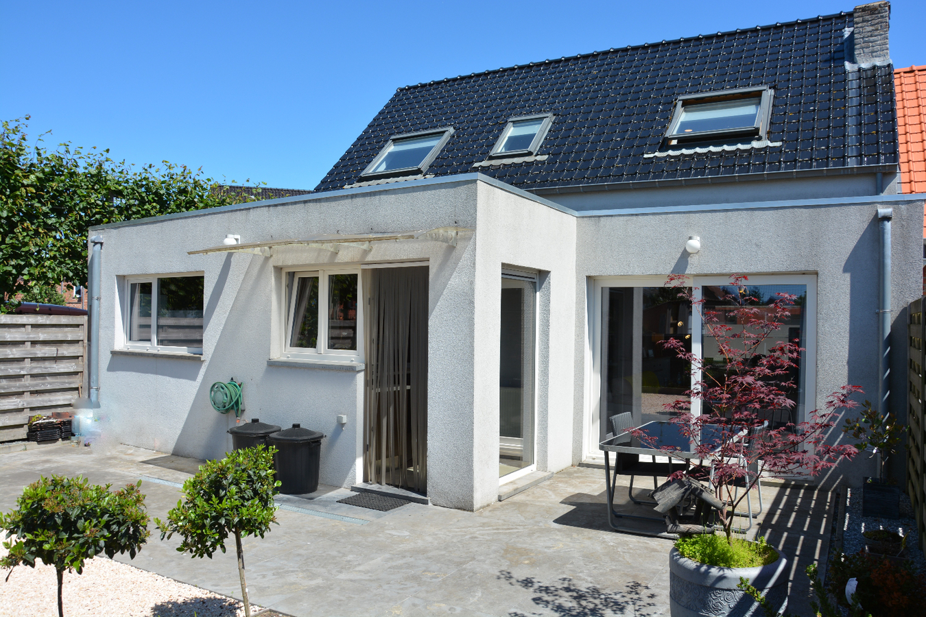 Instapklare woning met garage in centrum Zerkegem 