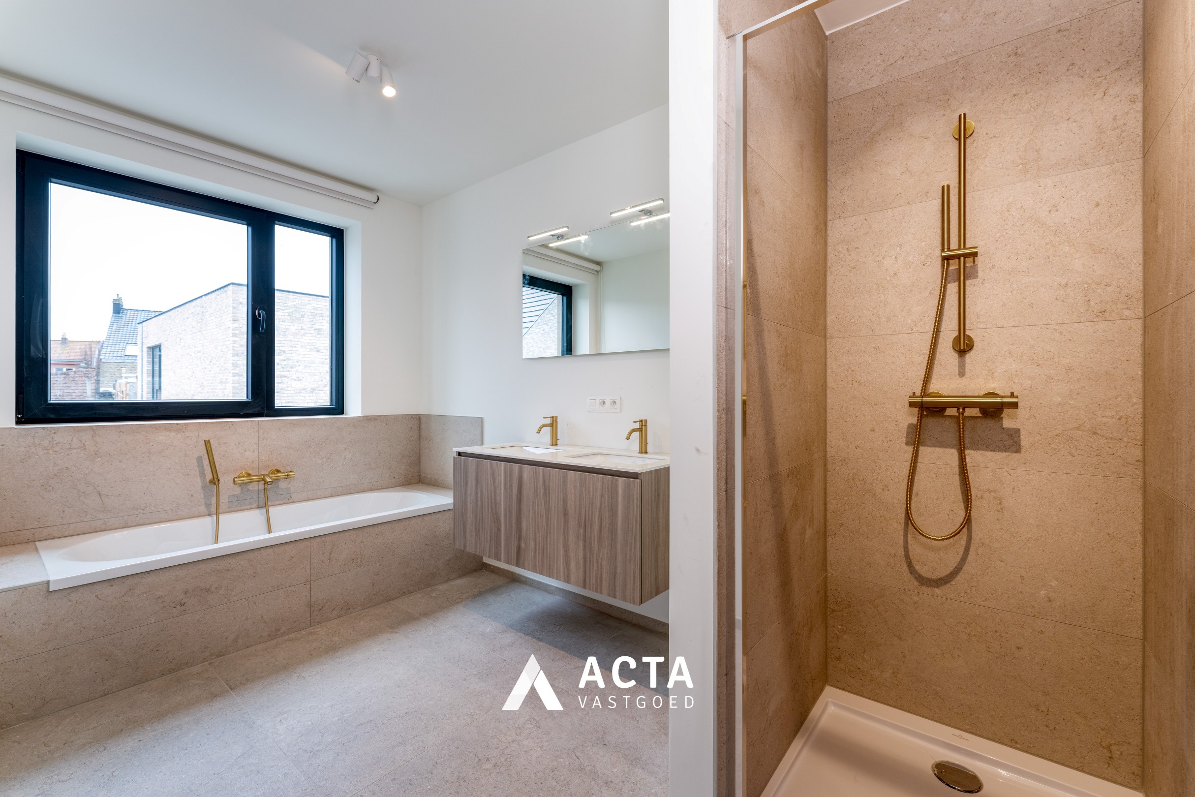 Nieuwbouwwoning met drie slaapkamers en tuin in hartje Mariakerke! 