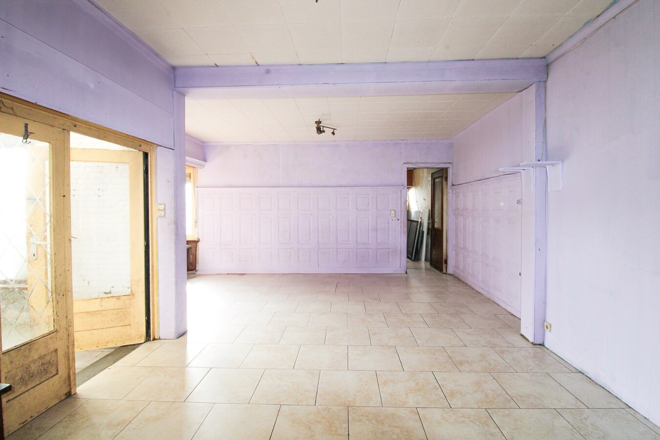 Unieke investeringskans: Halfopen bebouwing met garage, optie tot vijf slaapkamers en groot potentieel op toplocatie te koop in Waasmunster! 