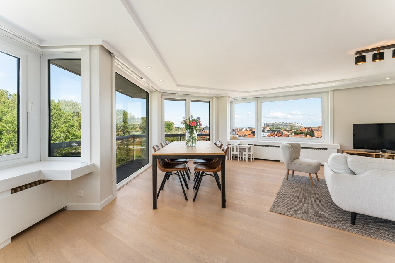 Gerenoveerd hoekappartement met prachtige zichten te Heist 