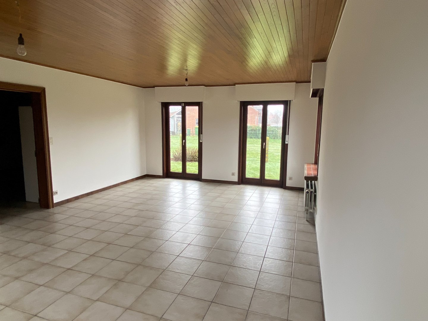 Ruime woning met drie slaapkamers en tuin. 