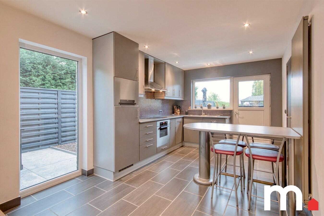 HOB met 4 slaapkamers en Zwembad en buitenbar op 963m² te Lendelede 