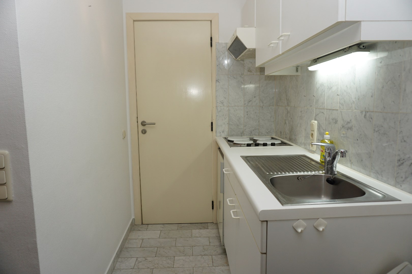 GEMEUBELDE STUDIO MET ZIJDELINGS ZEEZICHT IN CENTRUM OOSTENDE 