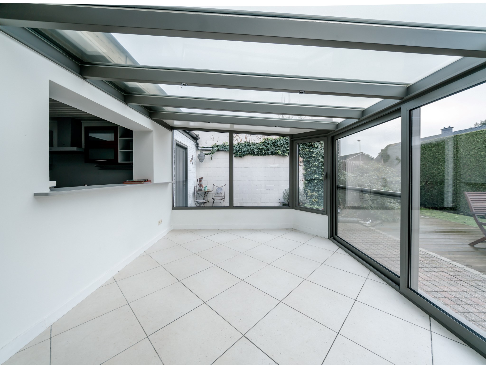 Gerenoveerde 3-gevelwoning met 3 kamers, garage en tuin 