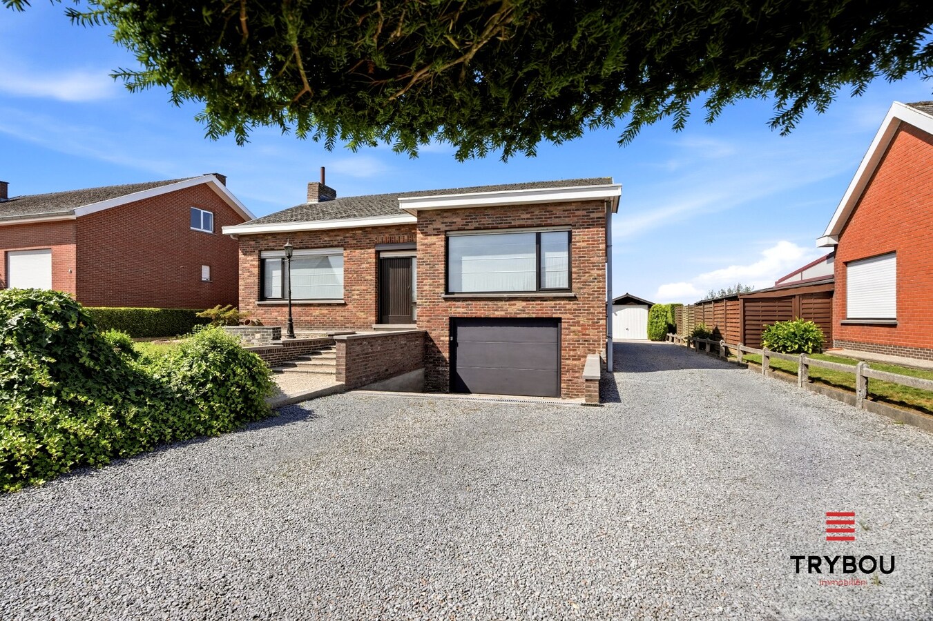 Alleenstaande woning op een ruim perceel met 3 slaapkamers en 2 garages! 