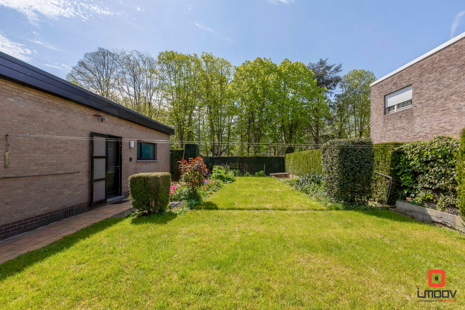 Ruime bungalow met prachtige tuin en garage 