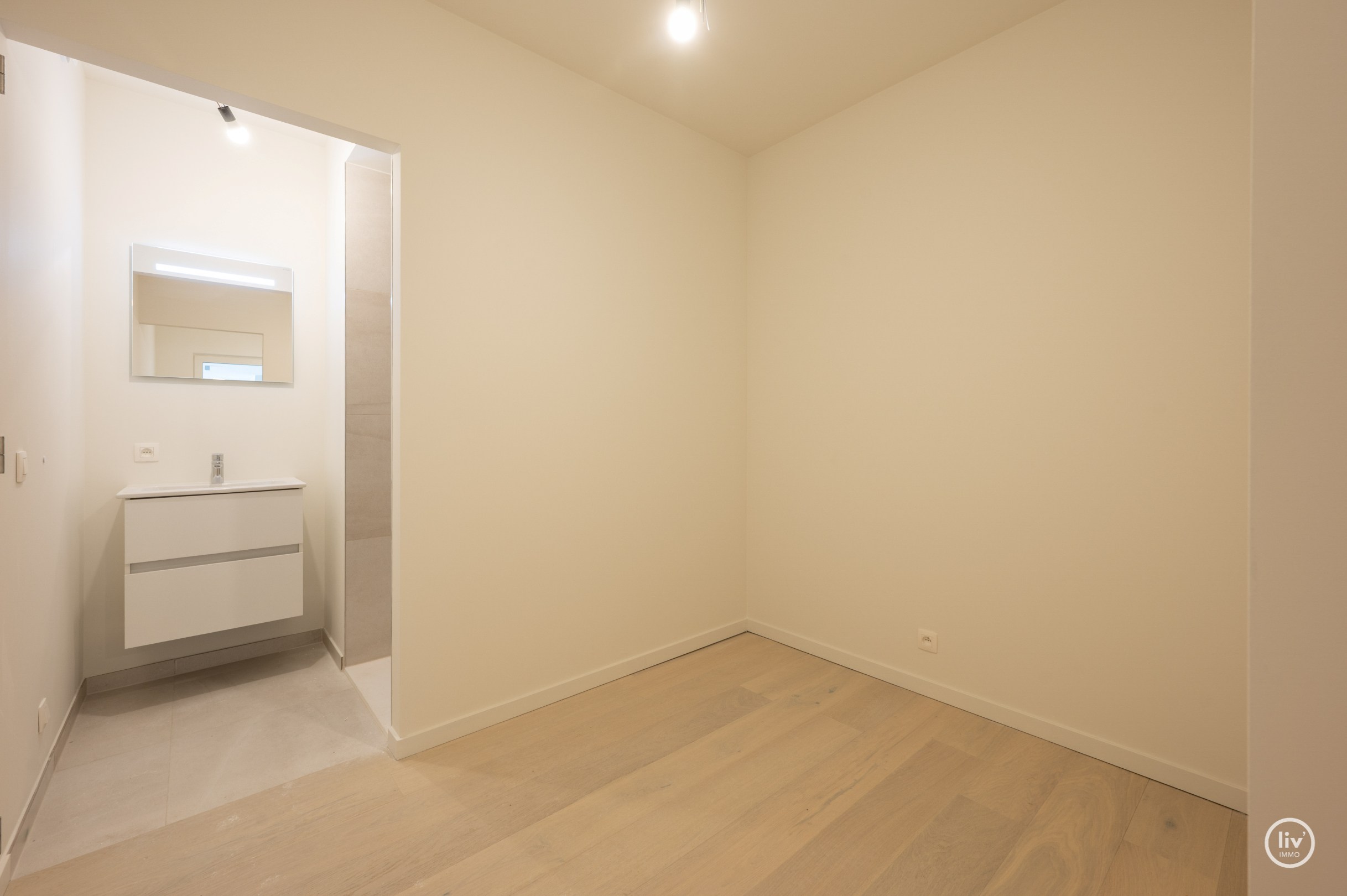 Centraal gelegen 2-kamer appartement te Res. Hoost met ruim terras genietend van zijdelings zeezicht! 