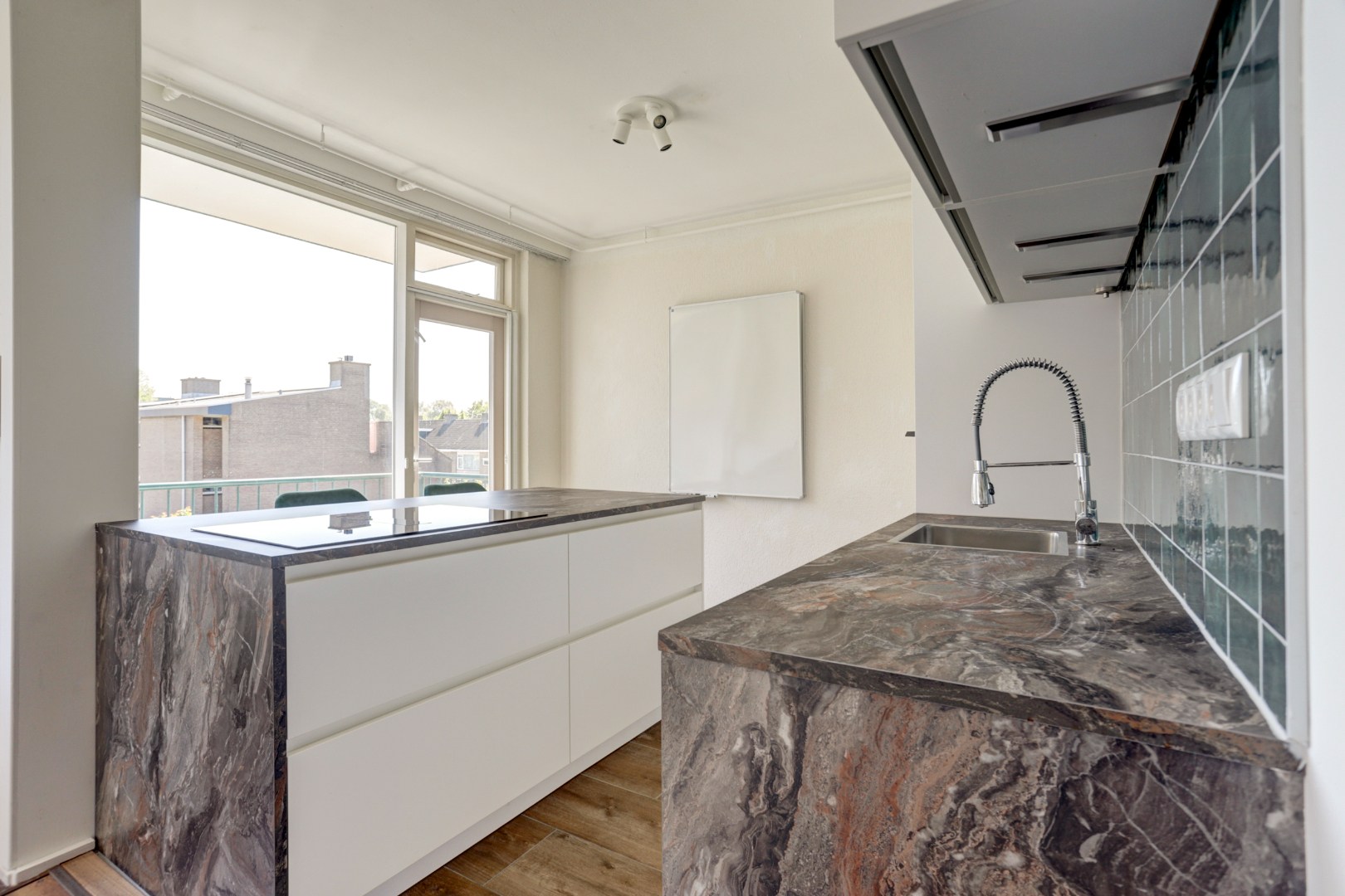 Instapklaar 3- (voorheen 4) kamer appartement op de 2e etage met moderne keuken met kookeiland, 2 balkons, 2 riante slaapkamers, moderne badkamer en gelegen op eigen grond! 