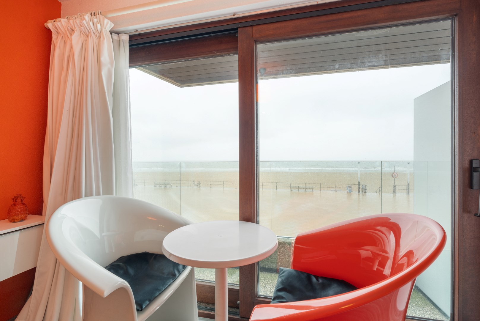 STUDIO MET FRONTAAL ZEEZICHT EN TERRAS OP TOPLIGGING 