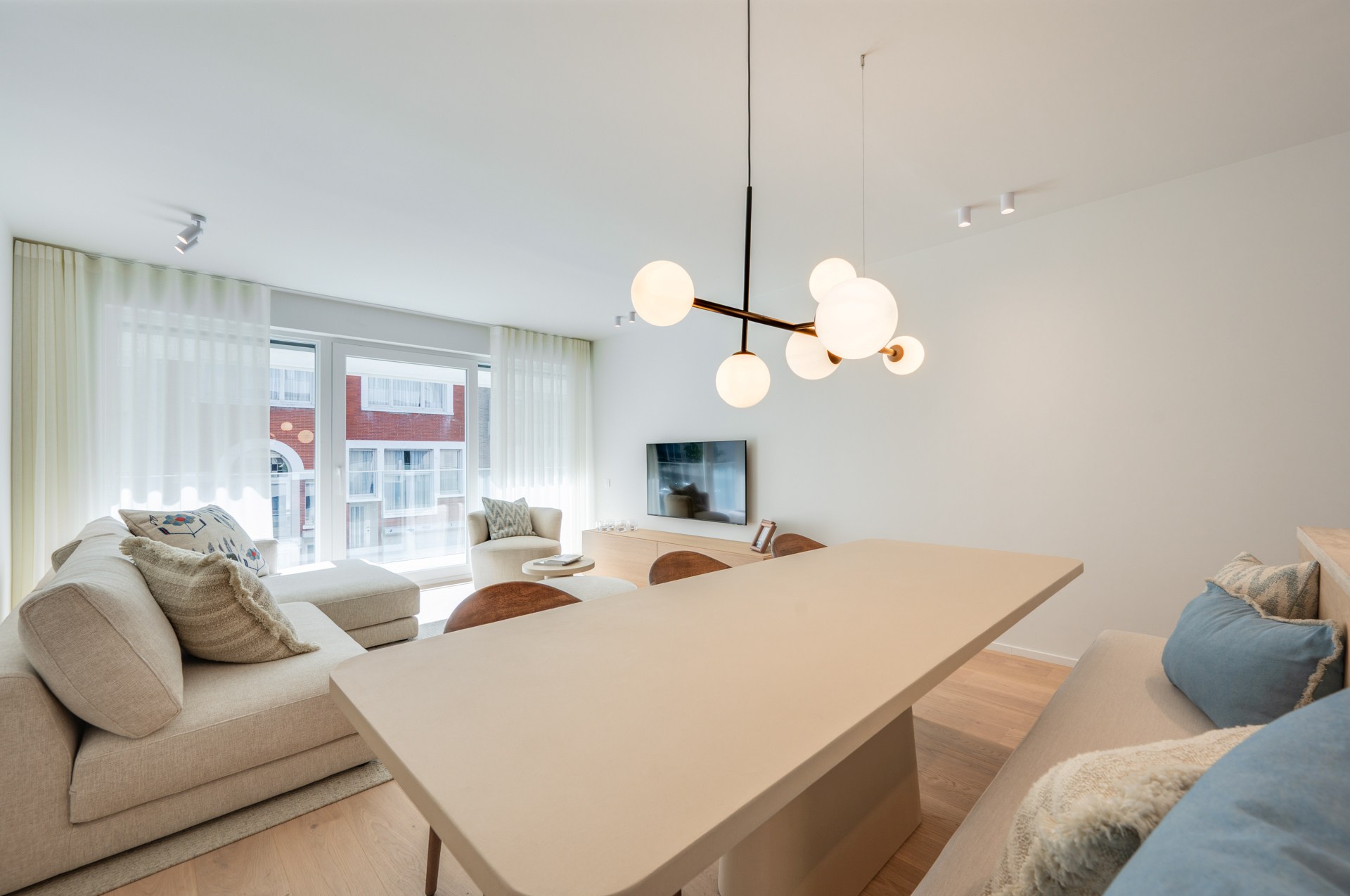 Appartement rénové de haut standing situé du côté ouest avec vue latérale sur la mer. 
