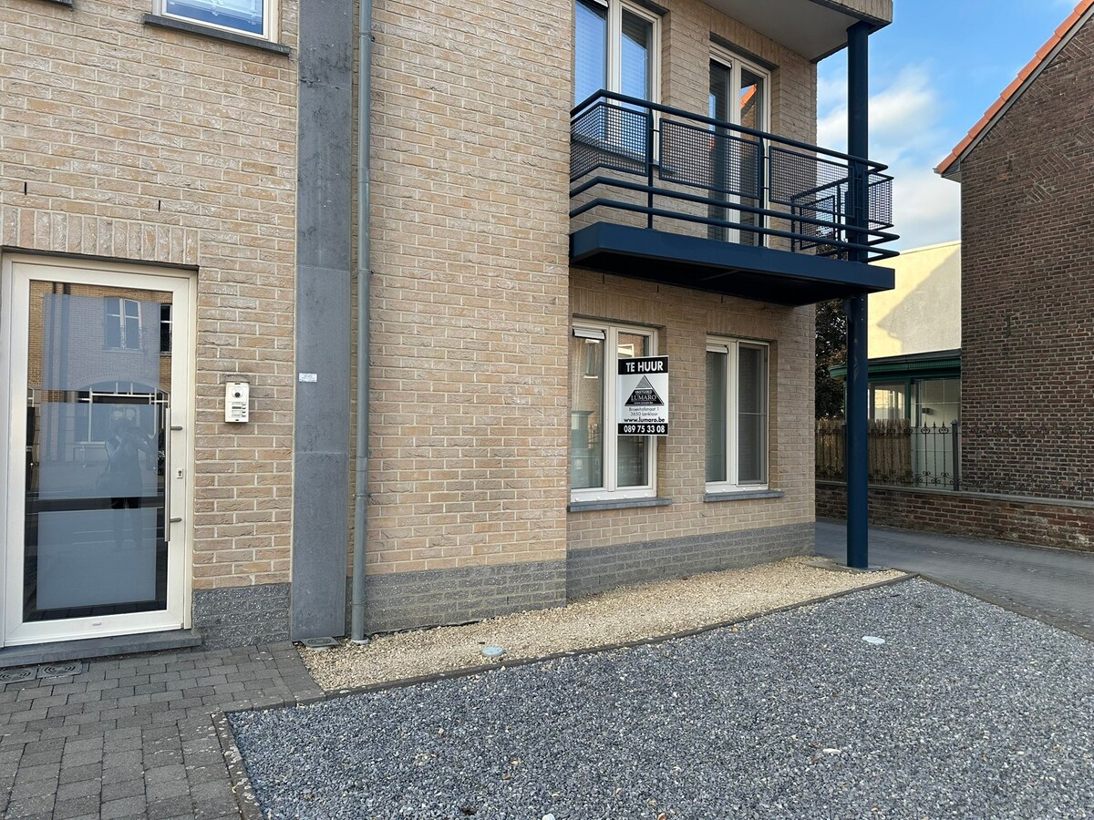 Gelijkvloers 3-gevel appartement met tuintje 