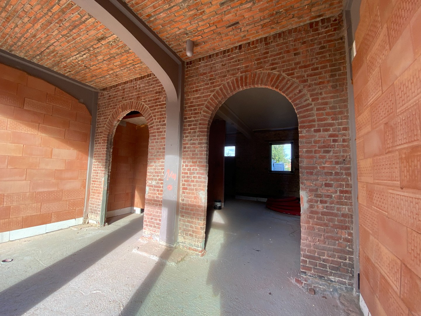 Unieke gerenoveerde kloosterwoning op centrale ligging te Nieuwenhove! 