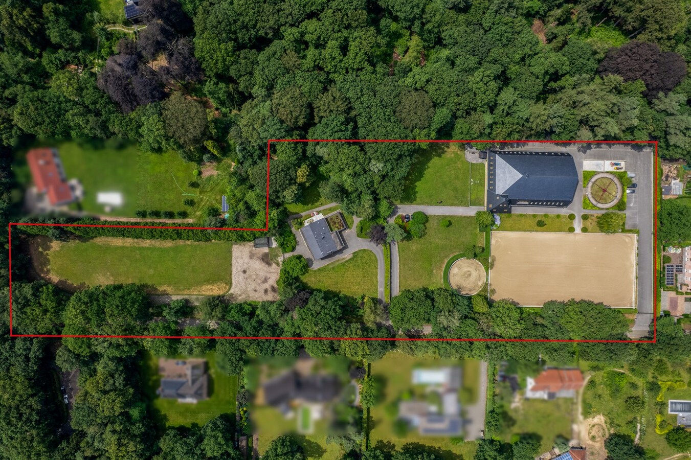 Exclusief eigendom met twee volwaardige, zelfstandige villa-woningen, een conciërgeverblijf en luxueuze paardenfaciliteiten op ruim 2 ha te Brasschaat 
