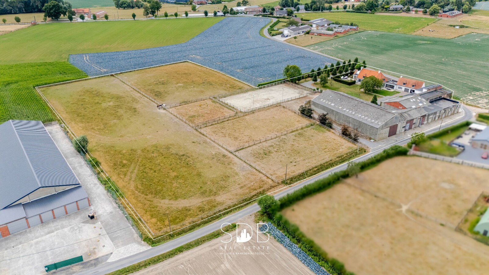 Landelijke villa met bijgebouwen en graslanden op 23.740m² 