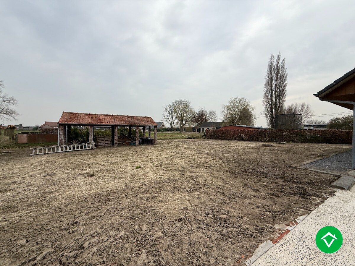 Ruime, alleenstaande woning met 6 slaapkamers en tuin te Hooglede (De Geite) 