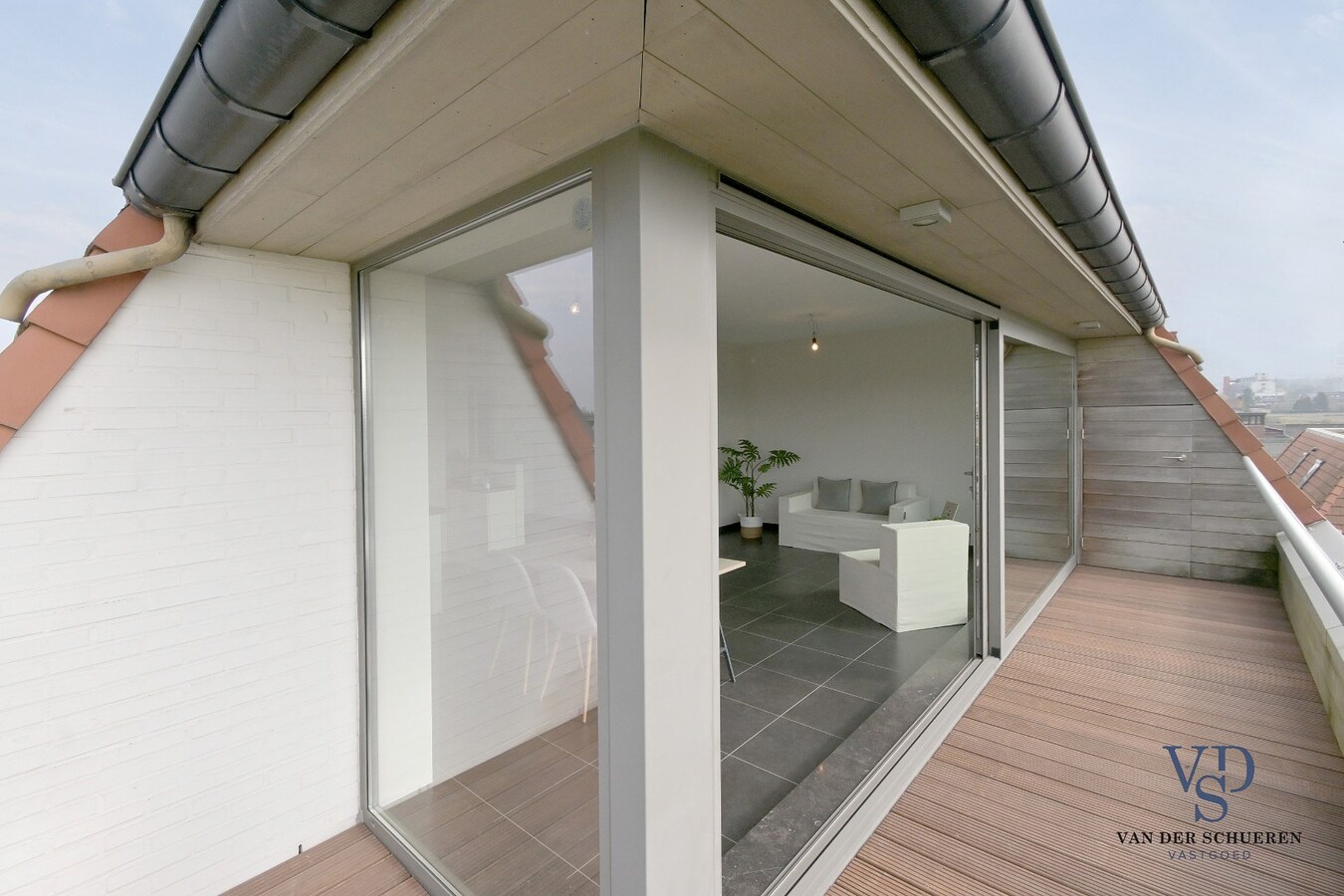 Lichtrijk appartement mét ondergrondse garage en berging. 