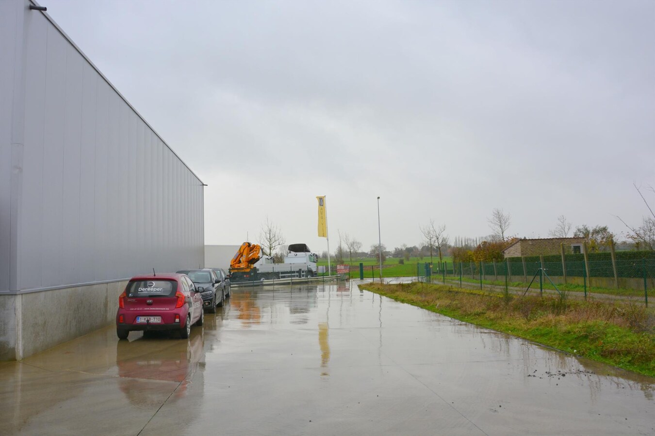 Loods te huur op uitstekende ligging. 