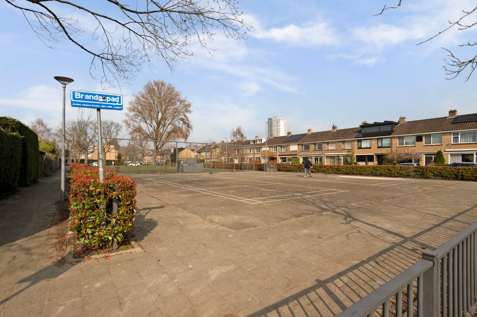Ruime uitgebouwde 6-kamer hoekwoning met kunststofkozijnen, dakkapellen, grote tuin en eigen grond. 