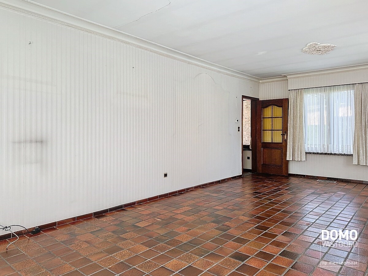 Ruime open bebouwing woning met afgesloten tuin te Kermt. 