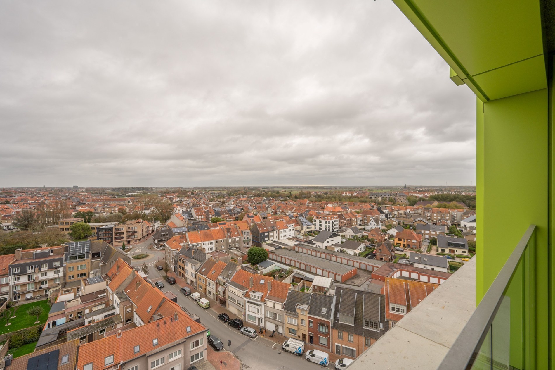 Non meublé : Appartement de 2 pièces idéalement situé à la Résidence Hoos avec vue latérale sur la mer. 