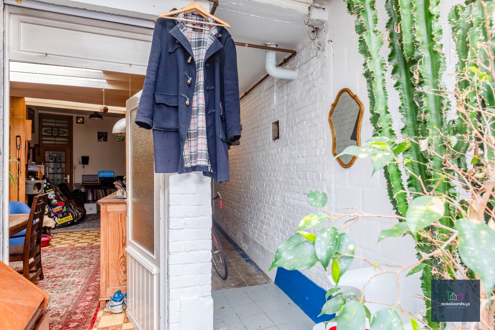 Woning met 3 slaapkamers en verrassende tuin met bijgebouwen 