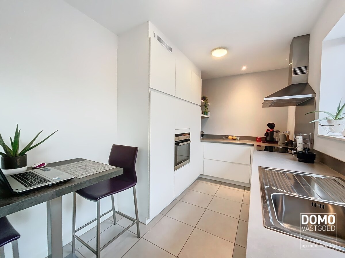 GELIJKVLOERS 1 SLAAPKAMER APPARTEMENT MET TUIN EN ONDERGRONDSE AUTOSTANDPLAATS GELEGEN TE SPALBEEK 