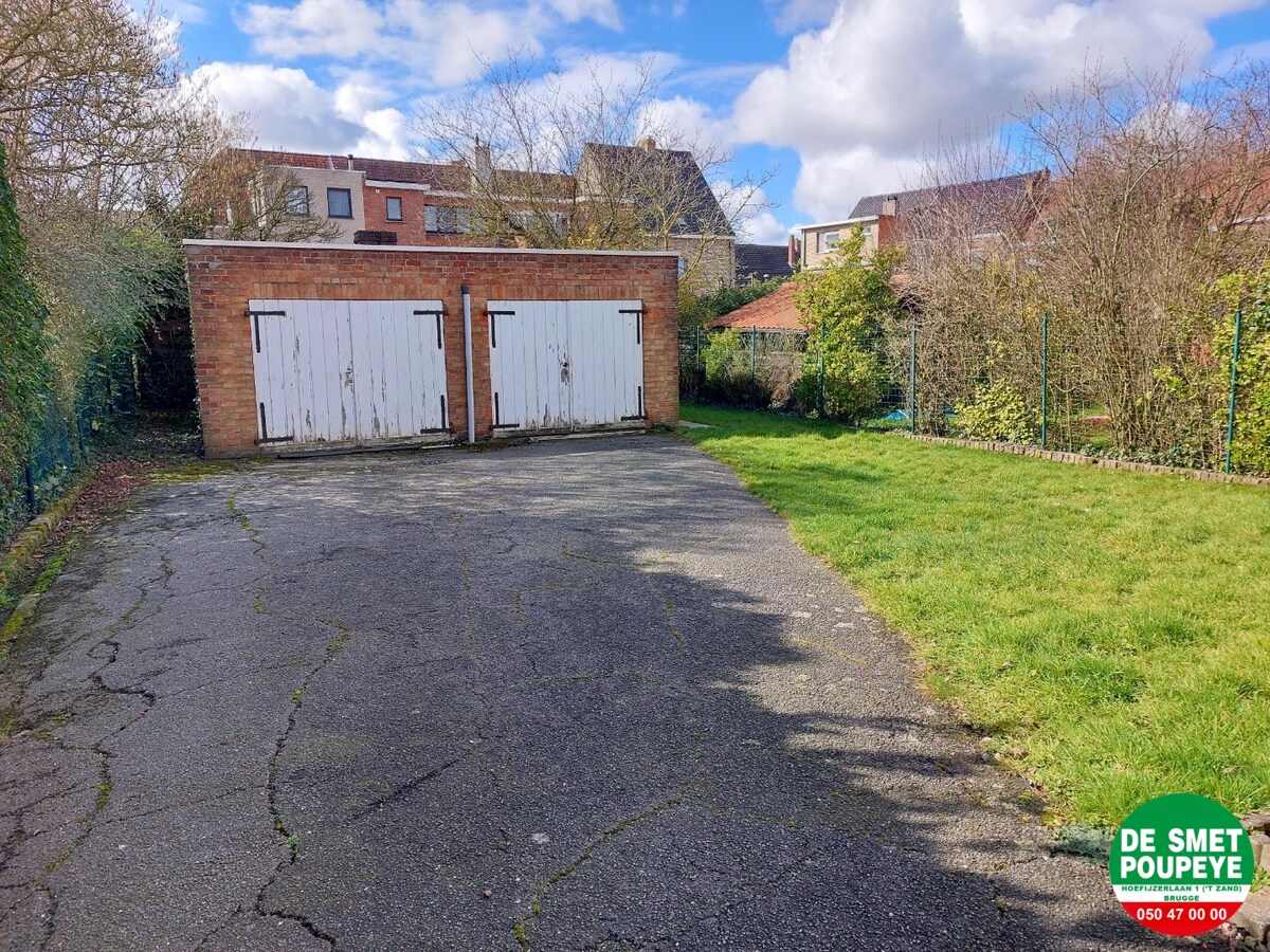 Halfopen woning met  5 slaapkamers en 2 garages 