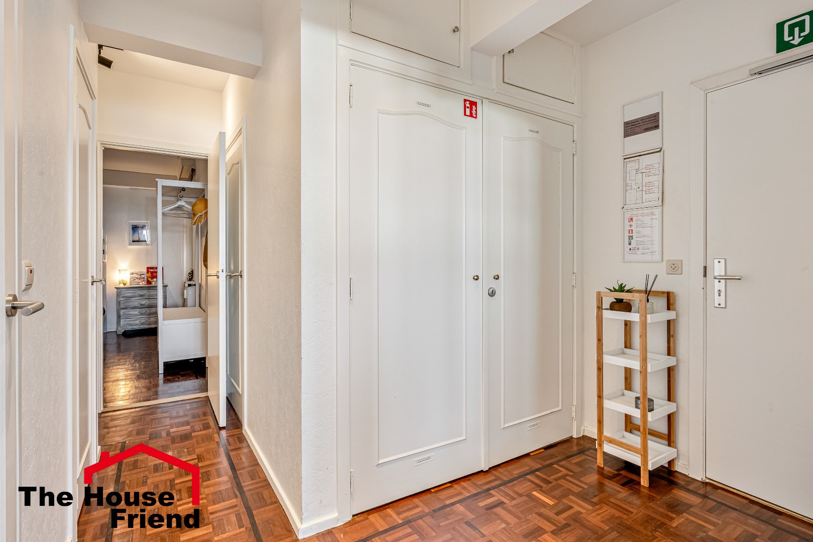 Inkomhal met ingemaakte ruime kast, berging en tweede aparte toilet.