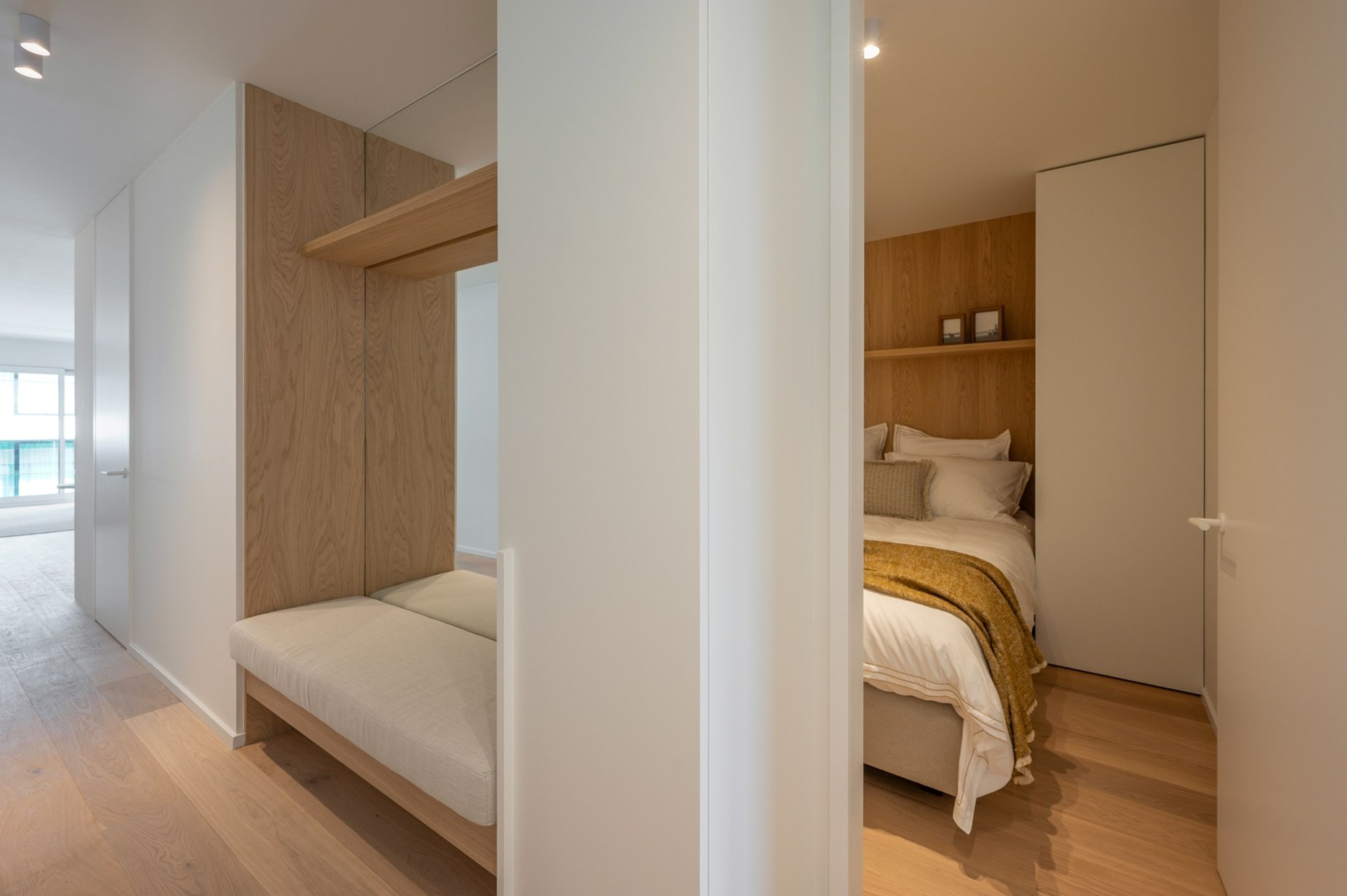 Appartement exclusivement rénové avec 3 chambres à vendre près de la plage d'Albert et de la place de la Lumière. 