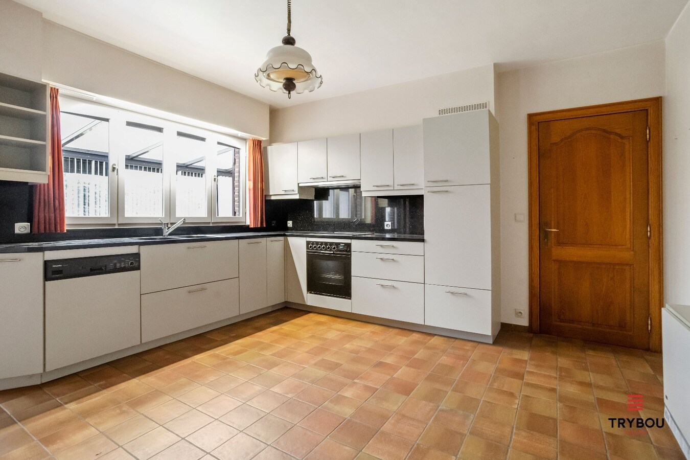 Statige villa, met enorm veel mogelijkheden, te koop in centrum Houthulst. 