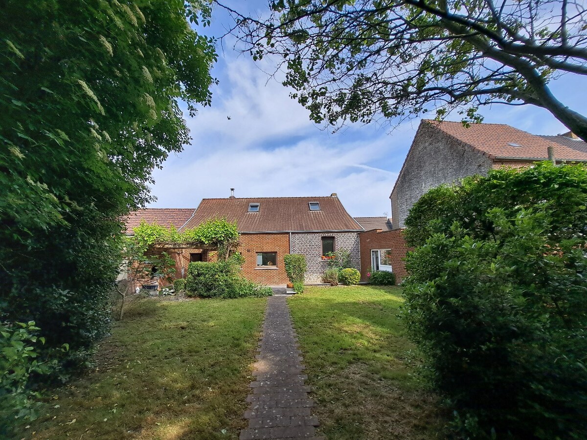 Maison style fermette alliant charme et confort bénéficiant d'un jardin exceptionnel 