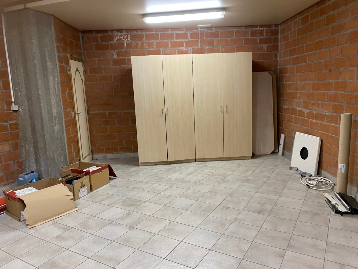 Ruim commercieel pand met parking. Uitstekende ligging nabij station en ziekenhuis. 