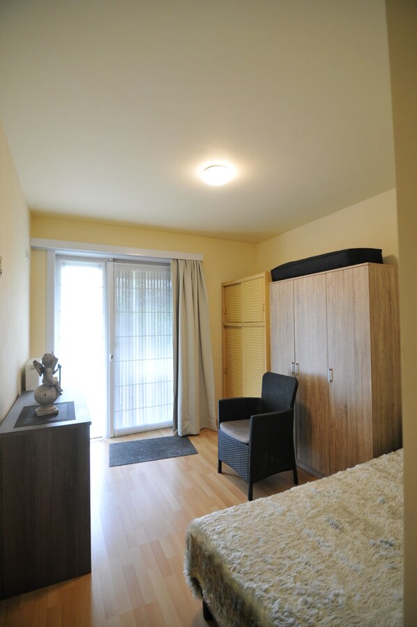 Ruim gelijkvloers appartement met tuin, garage en 3 slaapkamers 