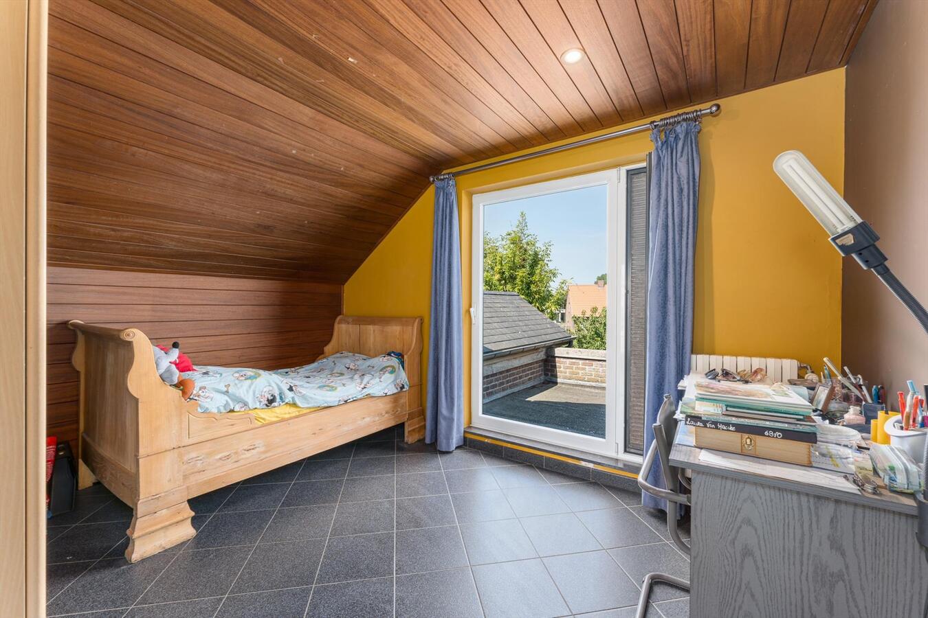 Zéér rustig gelegen woning met 5 slaapkamers en kantoorruimte te Kortemark 