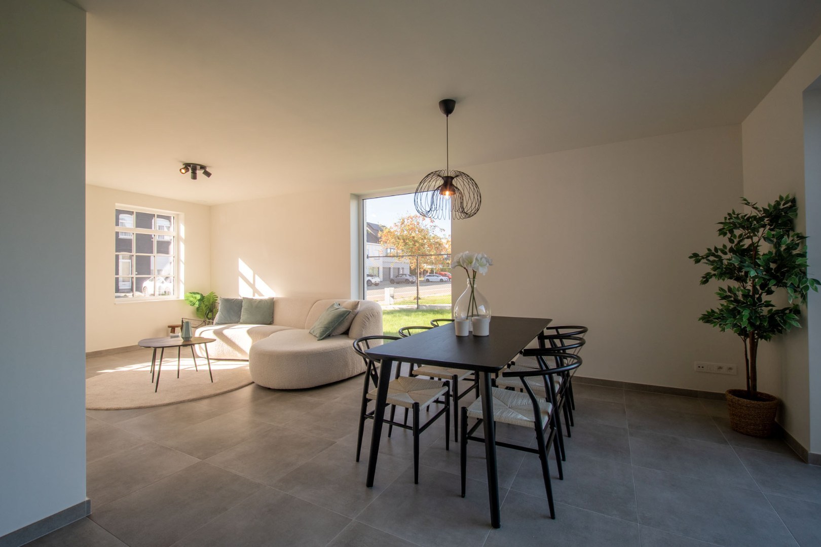 Stijlvolle en ruime nieuwbouwwoning met garage en tuin op 555 m² 