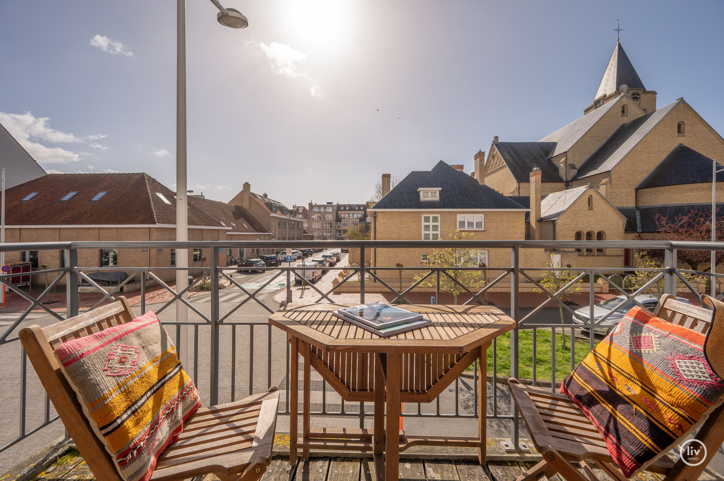 Zonnig HOEKappartement gelegen op de Van bunnenlaan met zicht op de Heilighart kerk te Knokke. 