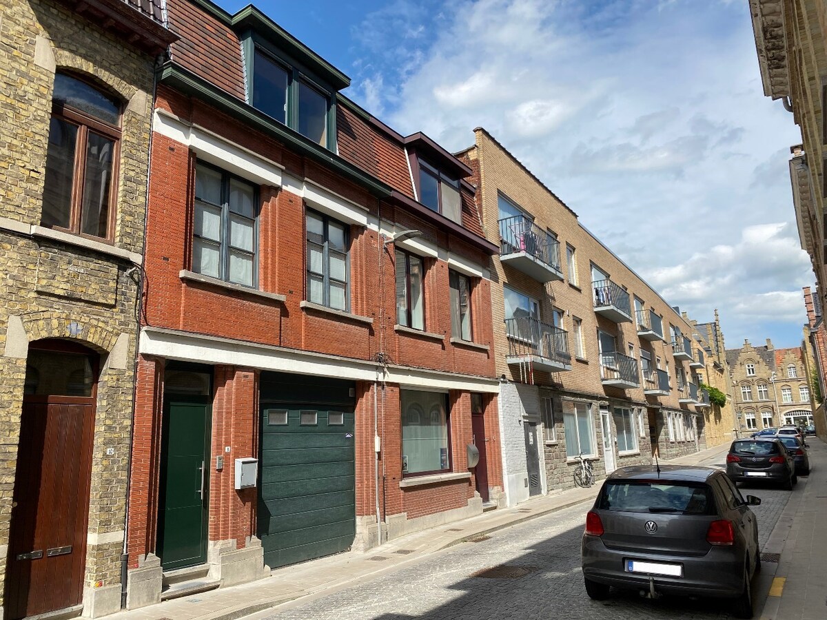 Ruime stadswoning met 2 slaapkamers en garage 