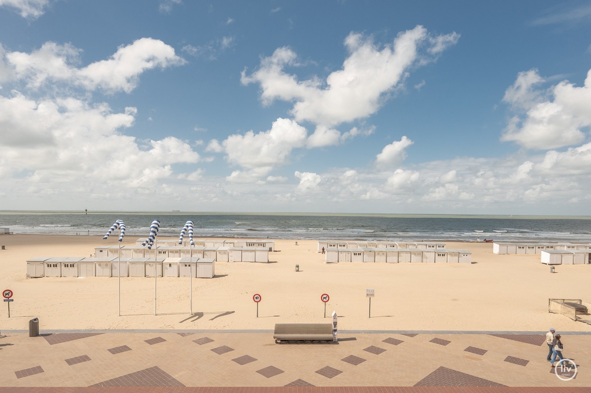 Luxueus gerenoveerd appartement met frontaal zeezicht gelegen tussen het Albertplein en de wandeldijk. 