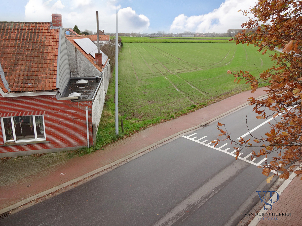 Karaktervolle, te renoveren woning (op bijna 900 m²). 