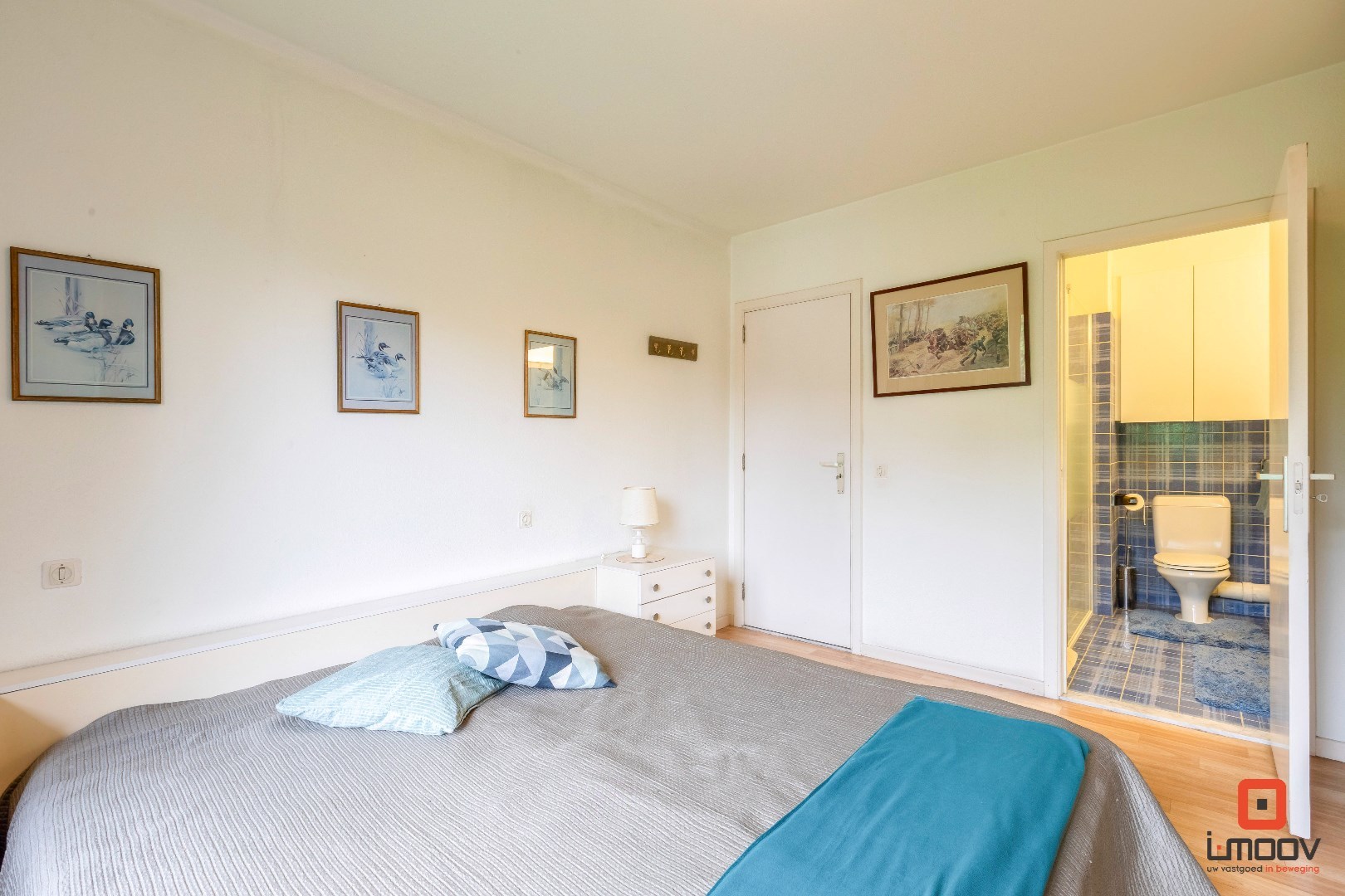 Instapklaar tweeslaapkamer appartement met garagebox in het groen 