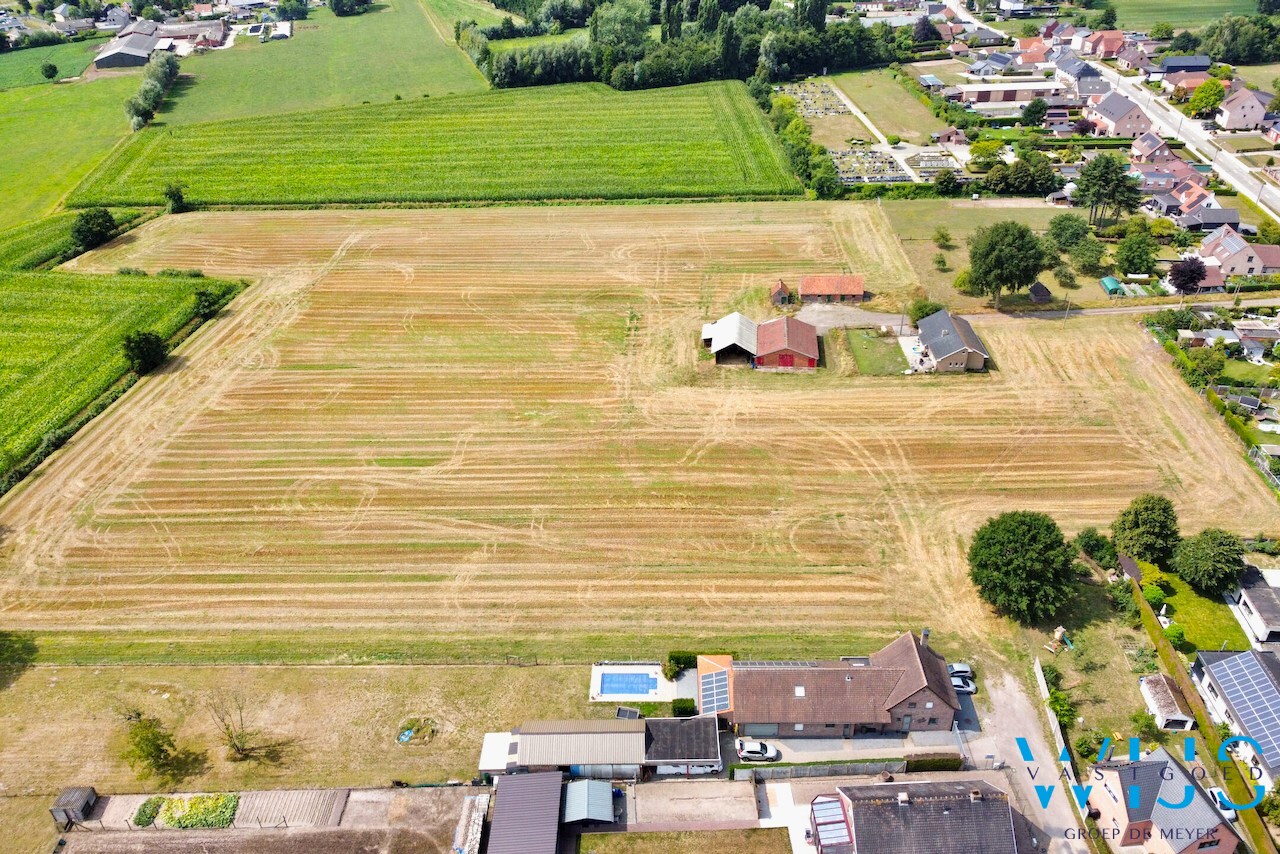 Op te frissen bungalow met 36.274m² grond te Oosteeklo ! 