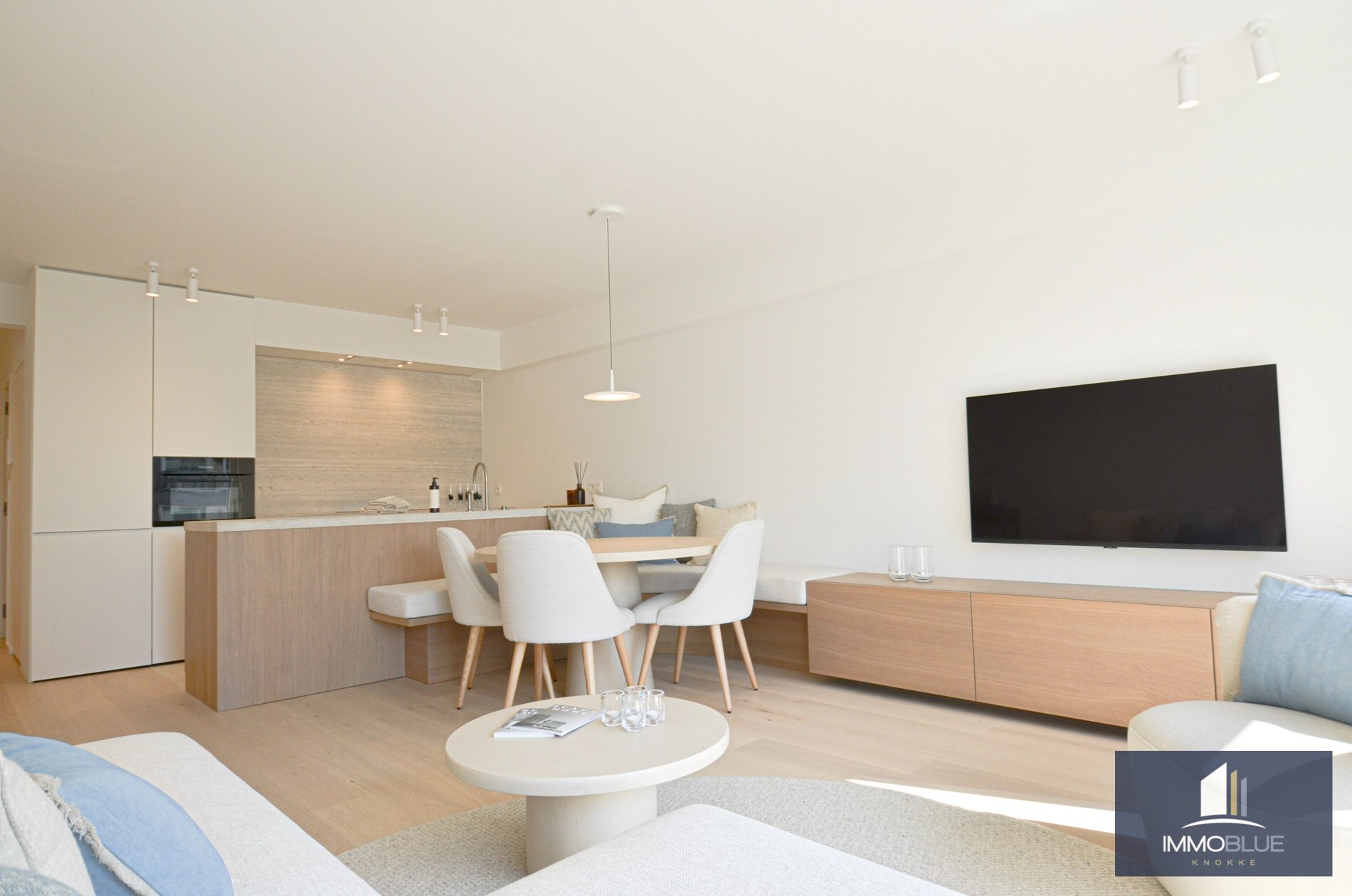 Centraal gelegen, volledig gerenoveerd appartement met drie slaapkamers. 